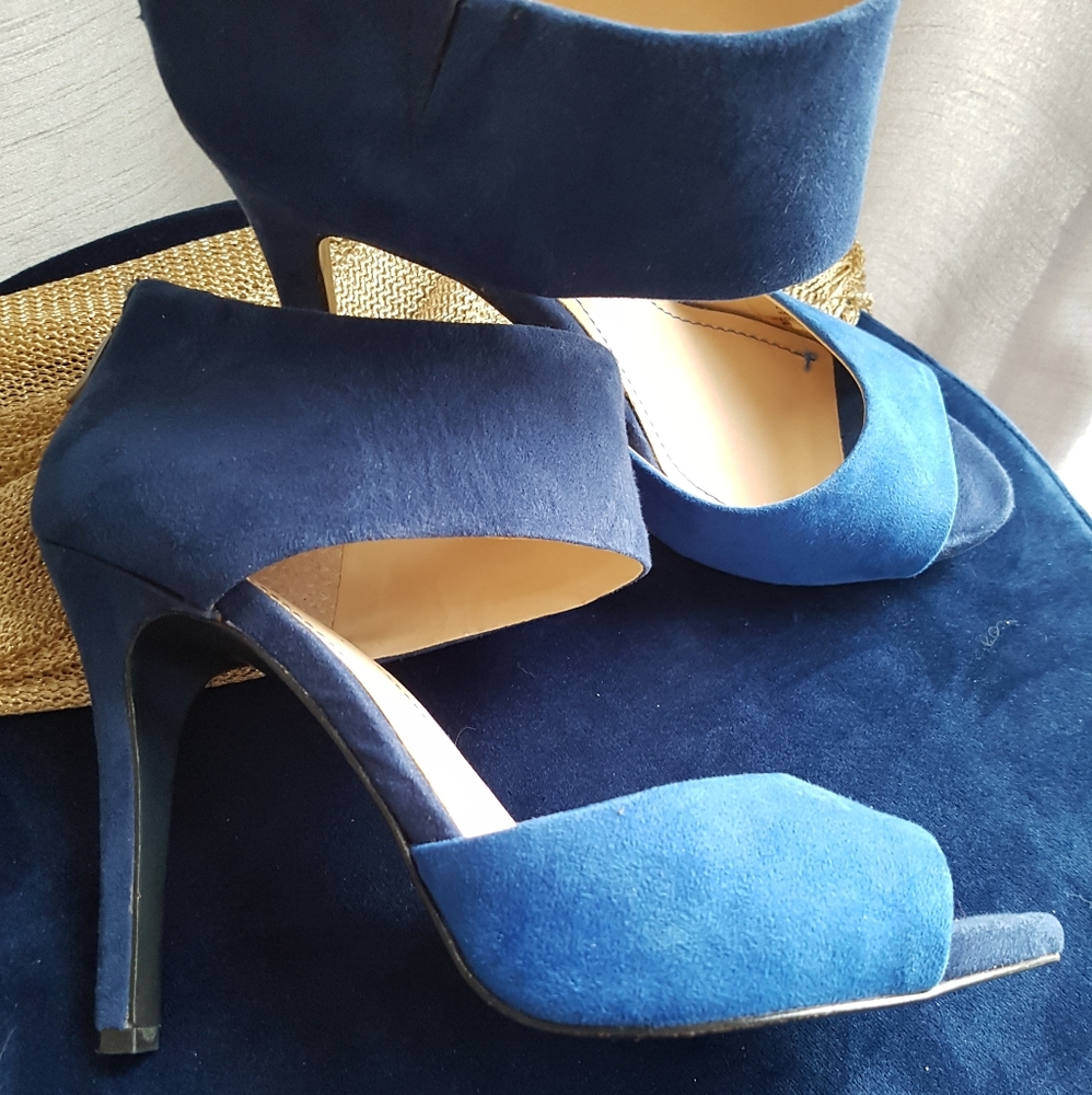 BCBG pumps - Picture 3 of 8